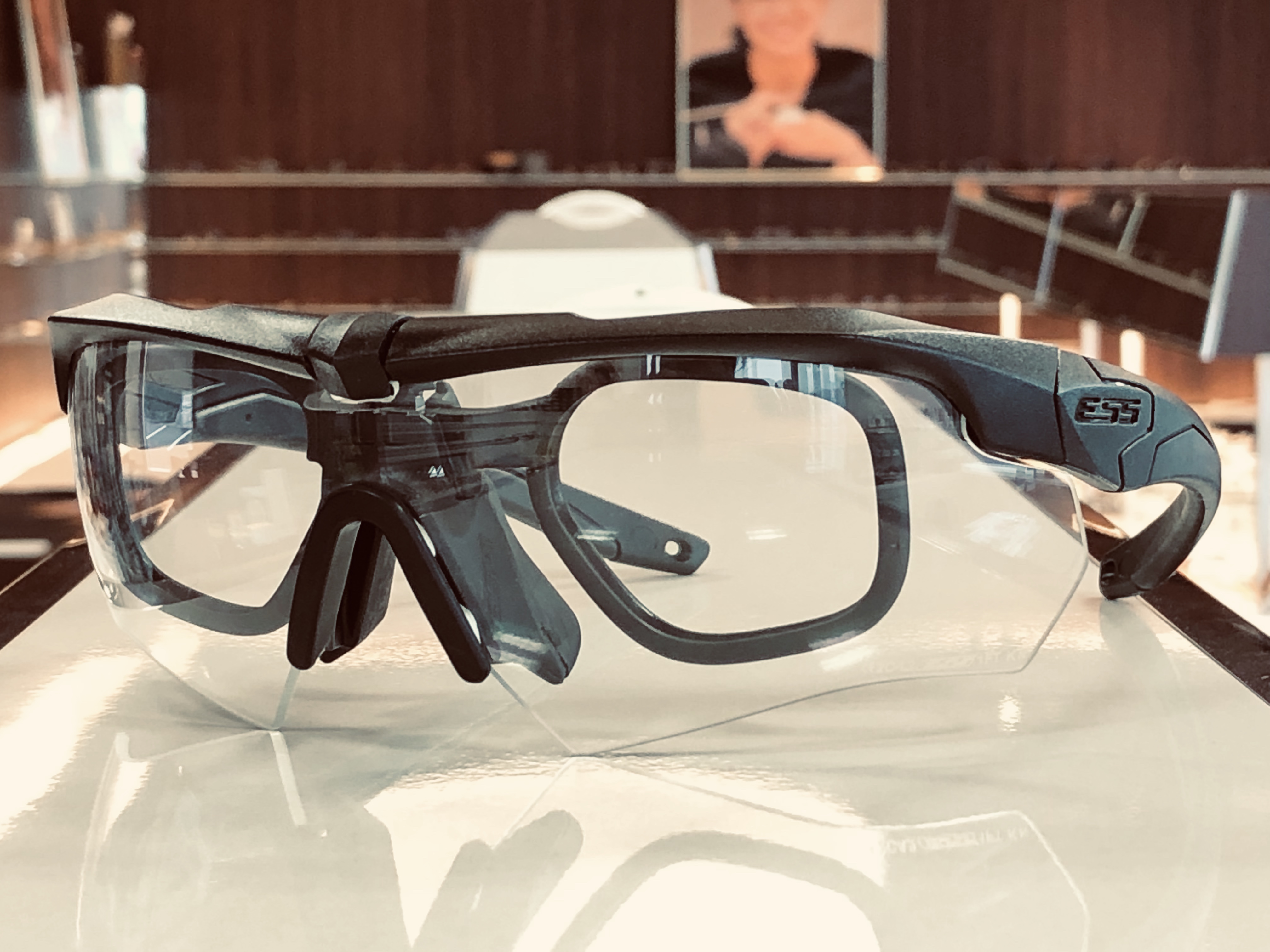 【ESS CROSSBOW 度付きインナーフレームで現場の保護メガネに！】　眼の保護が必要なお仕事に、遠近両用レンズを付けたESS クロスボウです(￣▽￣)