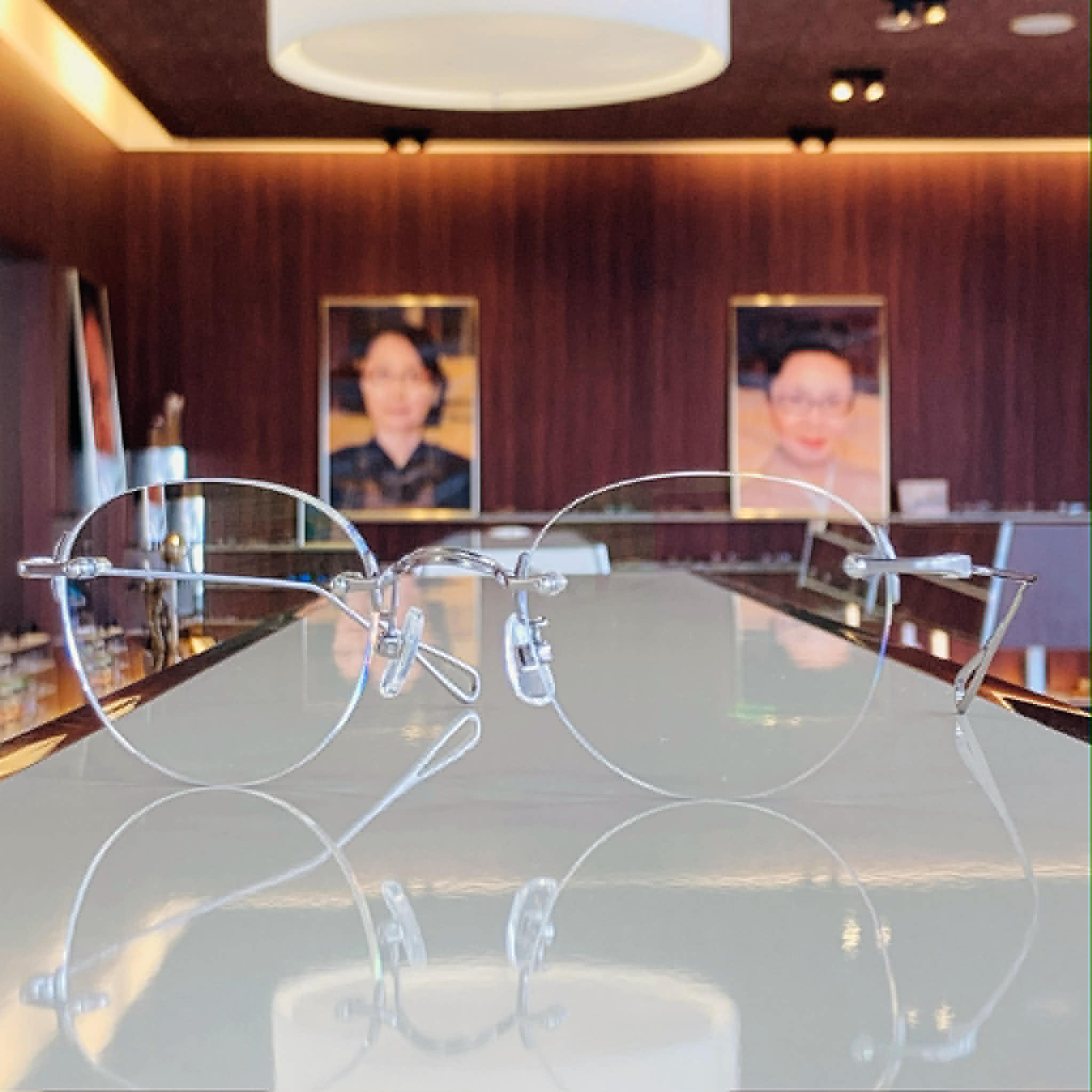 SELECTA（セレクタ）リムレスフレーム ＆ 割れにくいレンズ HOYA NL153AS の組み合わせでお求めいただきました(^^♪