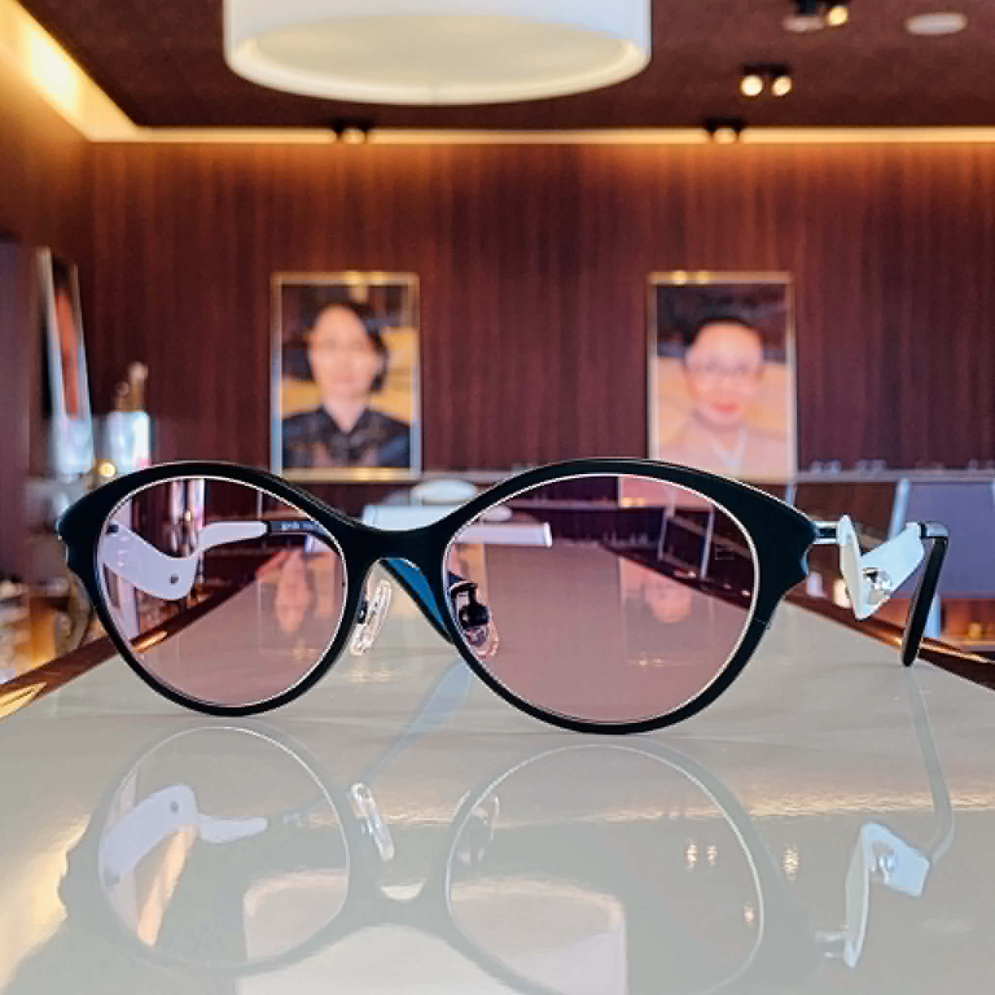 Kamuro sarto（サルト）＆ ZEISS（ツアイス）調光 PHOTO FUSION X バーガンディー。
